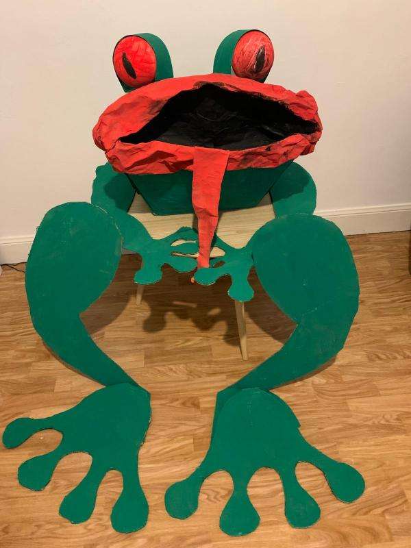 grenouille verte et rouge en carton