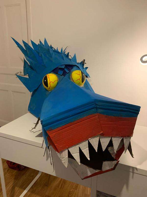 tête de dragonne d'eau avec ses yeux jaunes