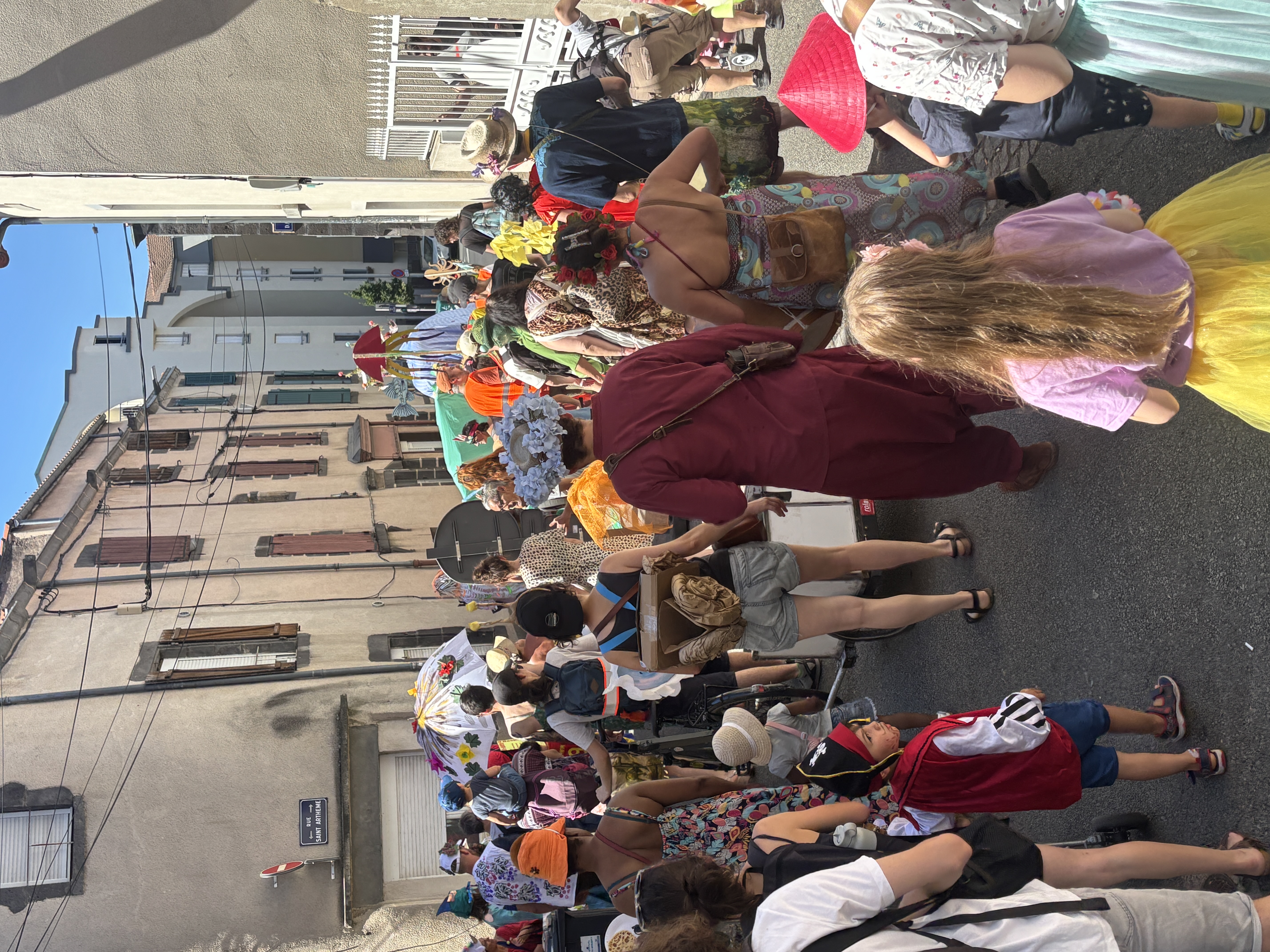 Une foule de personnes costumées défilent pour le Carnaval, dans le quartier Saint-Alyre.